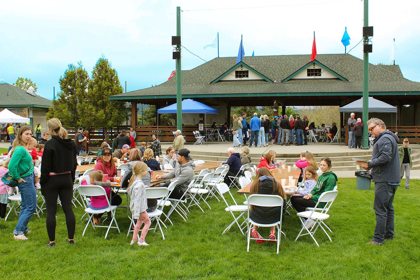 Memorial Day crowd at Pavillion Park